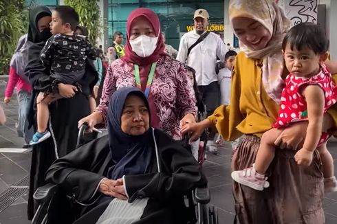 Bahagianya Ria Ricis Sambut Kepulangan Ibunda yang Sempat Dirawat Saat Pergi Haji