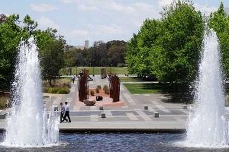 Taman dengan air mancur di depan Perpustakaan Nasional Australia di Canberra.