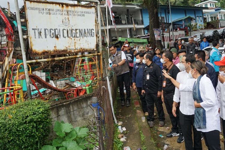 Terkait gempa Cianjur, Mendikbud Ristek Nadiem Makarim meninjau TK PGRI Cugenang yang rata dengan tanah, Rabu (23/11/2022).