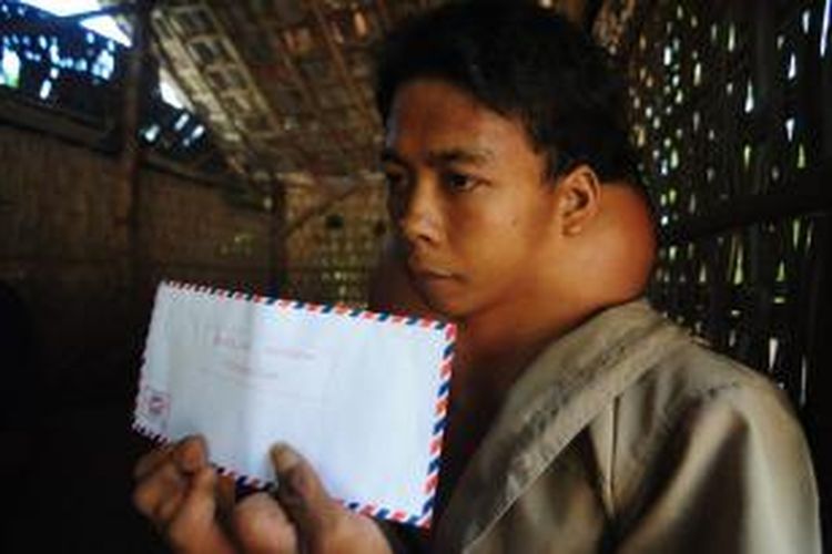 Surahman saat menerima bantuan pembaca Kompas.com di rumahnya, Dusun Tenggina, Desa Batang-batang Daya, Kecamatan Batang-batang, Sumenep, Jawa Timur.