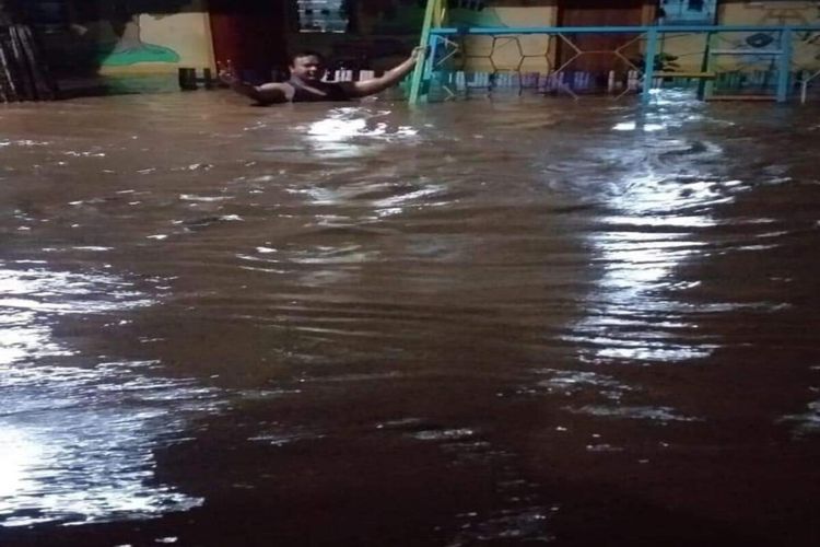 Hujan deras yang mengguyur Kota Bima, NTB membuat sejumlah wilayah terendam banjir. Ketinggian air bahkan mencapai satu meter.