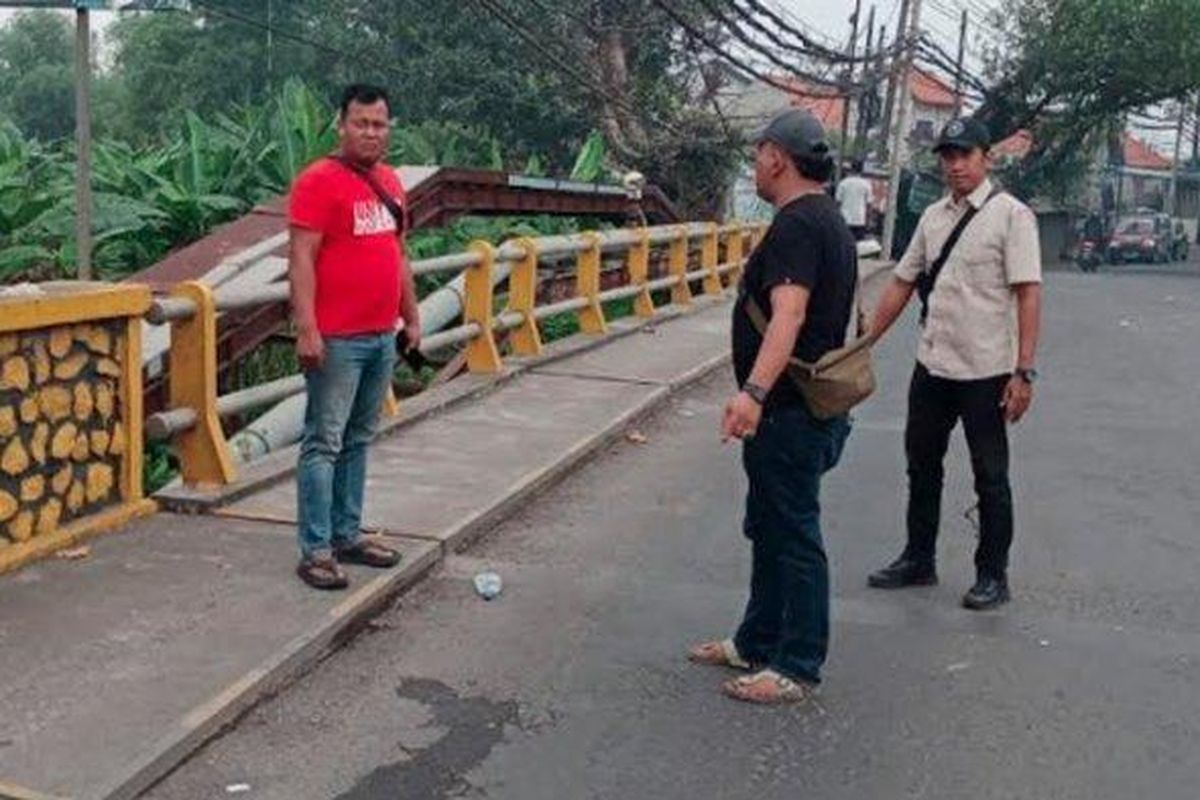 Petugas saat mendatangi lokasi perampokan bersenjata api di Jalan Raya Krikilan, Kecamatan Driyorejo, Kabupaten Gresik, Jawa Timur, Senin (14/4/2025) lalu. Kini, polisi sudah mengantongi identitas sindikat perampok tersebut. 
