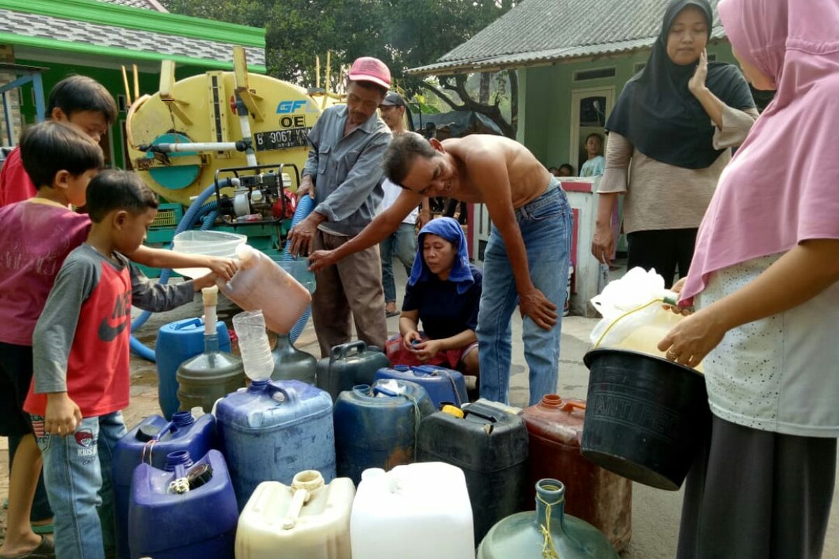 Musim kemarau berkepanjangan hingga berdampak kekeringan membuat warga Koceak Rt 06/002, Keranggan, Setu, Tangerang Selatan mengalami krisis air bersih. Warga pun rela mengantri untuk mendapatkan air bersih yang disalurkan oleh Badan Usaha Milik Daerah (BUMD) PT Pembangunan Investasi Tangerang Selatan (PITS), Rabu (9/10/2019).