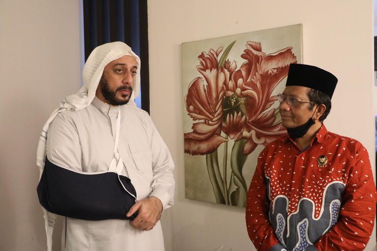 Ulama Syekh Ali Jaber menitipkan salam kepada Presiden Joko Widodo saat dijenguk oleh Menteri Koordinator Bidang Politik, Hukum dan Keamanan (Menko Polhukam) Mahfud MD pasca-peristiwa penusukan di Lampung. Mahfud mendatangi mendatangi kediaman Syekh Ali Jaber pada, Senin (14/9/2020) malam.