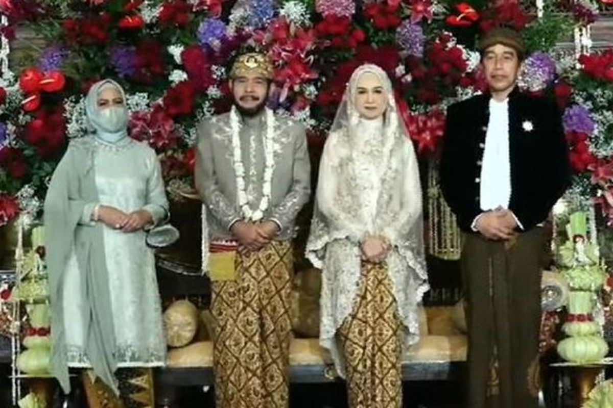 Tangkap layar posesi Akad nikah pernikahan adik Presiden Jokowi, Idayati dengan Ketua Mahkamah Konstitusi (MK) Anwar Usman. Presiden Joko Widodo (Jokowi) menjadi wali nikah, Wakil Presiden Ma'ruf Amin dan Panglima TNI Jenderal Andika Perkasa tetap menjadi saksi nikah.Prosesi akad nikah dilaksanakan pada pukul 09.00 WIB, di Gedung Graha Shaba Buana, Jalan Letjen Suprapto Nomor 80-B, Kelurahan Sumber, Kecamatan Banjarsari, Kota Solo, Jawa Tengah