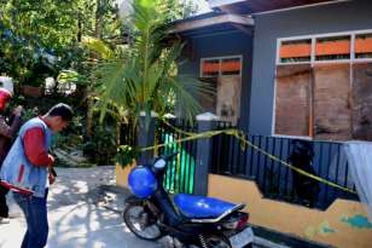 Rumah pelaku pencabulan La Ode Hardin yang beradadi Kecamatan Wolio Kota Baubau, Sulawesi Tenggara, Mengalami kerusakan akibat di lempari massa. Pelaku yang juga oknum guru ini diduga melakukan pencabulan terhadap tetangganya yang masih dibawah umur