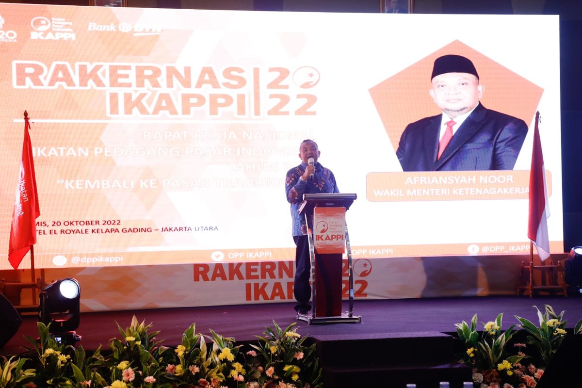 Wakil Menteri Ketenagakerjaan (Wamenaker) Afriansyah Noor memberikan sambutan saat membuka Rakernas Ikatan Pedagang Pasar Indonesia (IKAPPSI) di Jakarta, Jumat (21/10/2022).