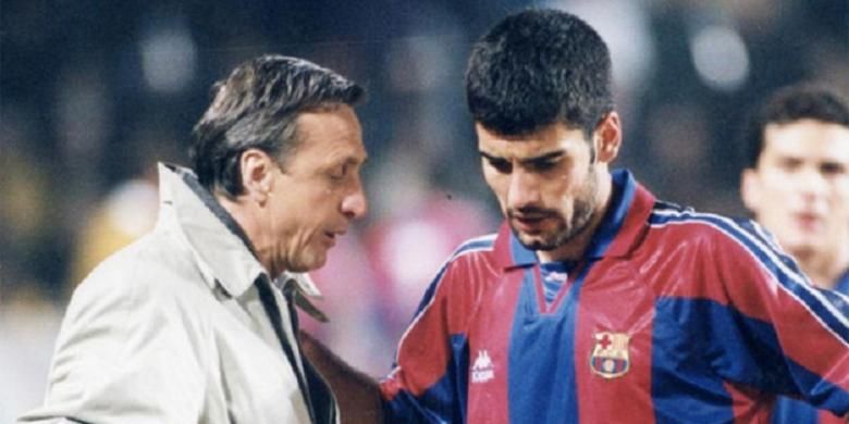 Guardiola sedang mendengarkan instruksi dari Johan Cruyff, saat keduanya masih berada di Barcelona.