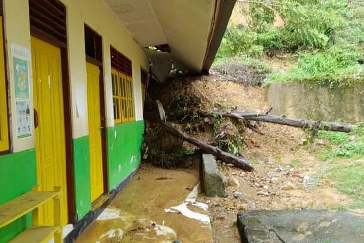 Pesantren Nurul Tsaqalain yang berada di Desa Hila, Kecamatan Leihitu, Kabupaten Maluku Tengah, Provinsi Maluku rusak tertimpa longsor, Minggu (10/7/2022).