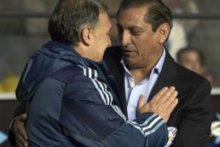 Pelatih Paraguay, Ramon Diaz (kanan), saat berbincang dengan pelatih Argentina, Gerardo Martino, sebelum laga semifinal antara Argentina dan Paraguay, di Estadio Municipal Alcaldesa Ester Roa Rebolledo, Concepcion, Rabu (1/7/2015) pagi WIB