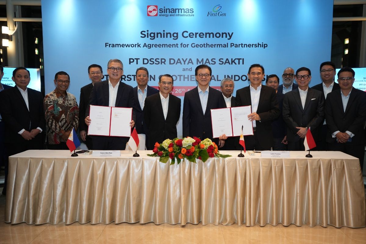 Board Member Sinar Mas, Franky Widjaja (ketujuh dari kiri) bersama Presiden Direktur PT DSSR Daya Mas Sakti sekaligus Wakil Direktur Utama PT Dian Swastatika Sentosa Tbk, Lokita Prasetya (keenam dari kanan) dan Managing Director Sinar Mas, Saleh Husin (kedua dari kiri) saat proses penandatanganan kerja sama Geothermal bersama PT FirstGen Geothermal Indonesia (26/8/2025).