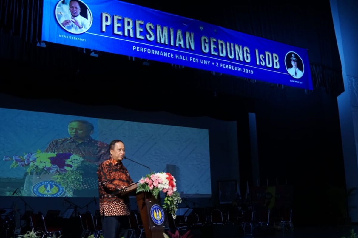 Menristekdikti Mohamad Nasir saat Peresmian Gedung Baru Development of Education in Seven Universities Project (7 in 1 Project) Universitas Negeri Yogyakarta (UNY), Sabtu (2/2/2019) di Performance Hall FBS UNY, Yogyakarta.