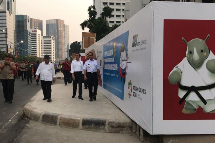 Presiden Joko Widodo, Menteri Pekerjaan Umum dan Perumahan Rakyat Basuki Hadimulyono dan Gubernur DKI Jakarta Anies Baswedan saat meninjau trotoar di Jalan Sudirman, Jakarta Pusat, Kamis (2/8/2018).