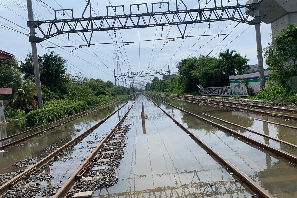 Rangkaian kereta rel listrik (KRL) yang melintas dari stasiun Tanjung Priok ke arah Kota terlihat melambat ketika melewati jalur rel di depan Stadion JIS, Jakarta Utara, Rabu (31/1/2024).