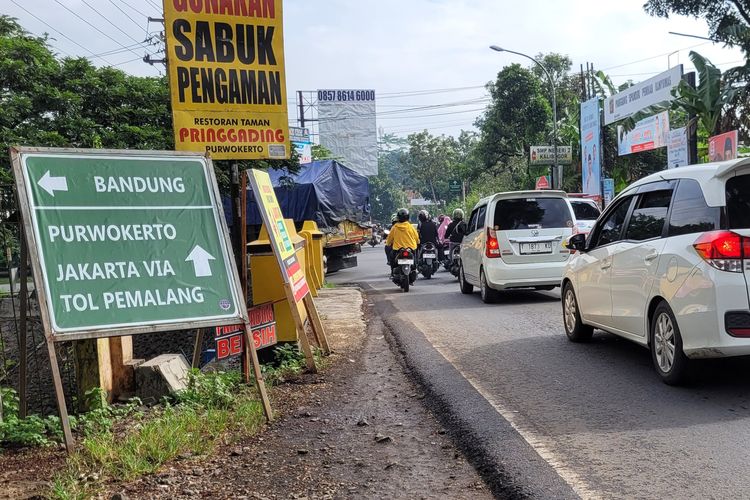 Rambu penunjuk arah ke Tol Pemalang di simpang Kaliori, Kabupaten Banyumas, Jawa Tengah, Sabtu (13/4/2024).