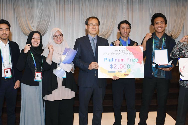 Tim FT UI merebut Platinum Prize (Juara Satu) dalam ajang kompetisi bisnis Asian Students? Venture Forum yang berlangsung di Korea Selatan (3-7/4/2019).