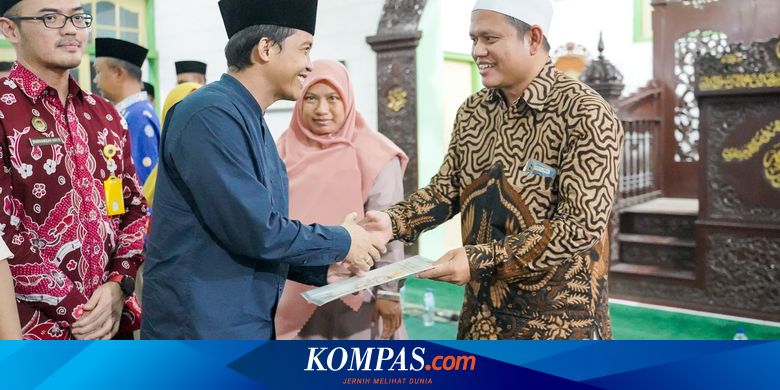 Wamen ATR Serahkan 9 Sertifikat Wakaf Masjid, Mushala, dan Yayasan Pendidikan di Indramayu