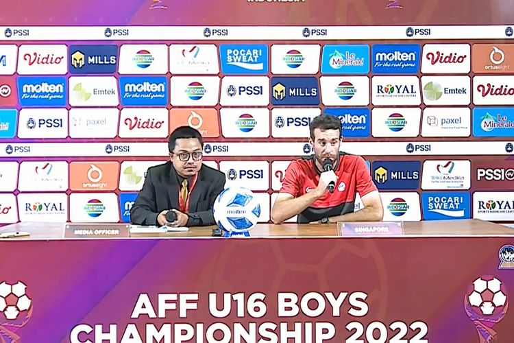 Tangkapan layar dari Vidio.com yang memuat konferensi pers pelatih timnas U16 Singapura, Angel Toledano Tores Flores, seusai laga Grup A Piala AFF U16 2022 kontra timnas U16 Indonesia, Rabu (3/8/2022). Laga timnas U16 Indonesia vs Singapura yang dihelat di Stadion Maguwoharjo itu berakhir 9-0 untuk kemenangan Garuda Asia.