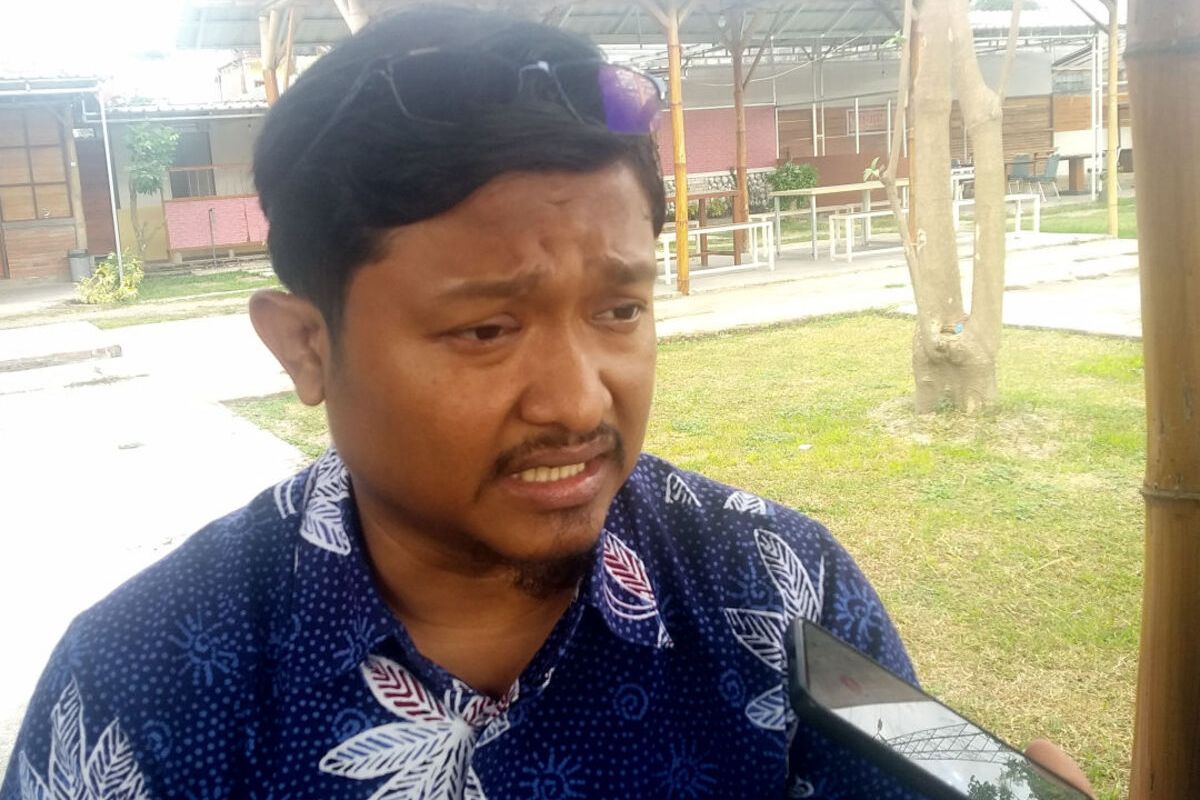 Anggota KPU Kota Blitar Hernawan Miftakhul Khabib menjawab pertanyaan awak media, Senin (3/6/2024)