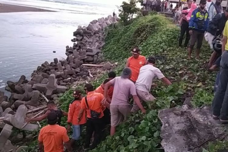 Upaya evakuasi korban di muara Sungai Serang, komplek Pantai Glagah, Kapanewon Temon, Kabupaten Kulon Progo, Daerah Istimewa Yogyakarta. Empat wisatawan tenggelam, namun dua di antaranya selamat, satu meninggal dunia, satu hilang.
