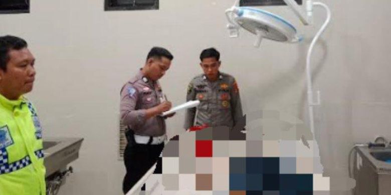 Polisi sedang memeriksa jasad suami yang tewas dalam kecelakaan maut di Kendari, Sulawesi Tenggara, pada Senin dini hari (3/7/2023). Adapun istri dan dua anaknya terluka setelah ditabrak mobil boks.