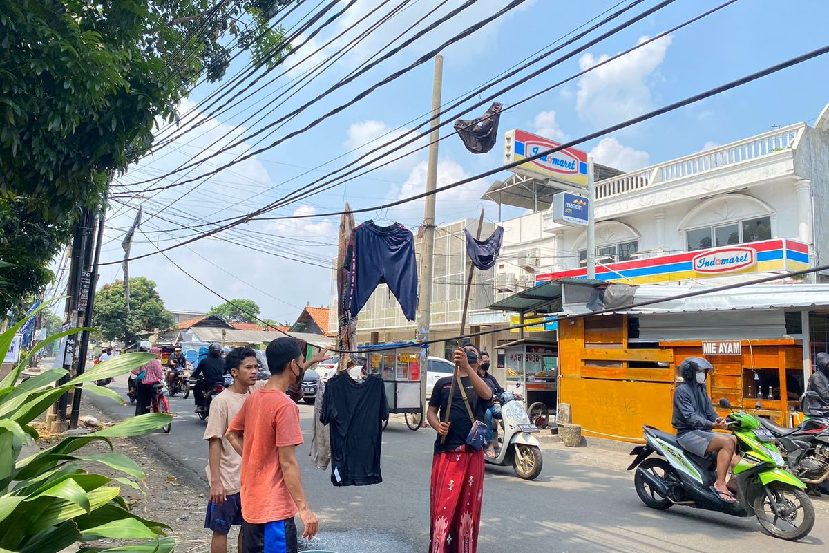 Warga Ciputat Tangsel Jemur Pakaian pada Kabel Menjuntai sebagai Bentuk Protes. Hal Itu Disampaikan Koordinator Aksi Saidna Ali saat Dihubungi Kompas.com Senin (25/7/2022) 