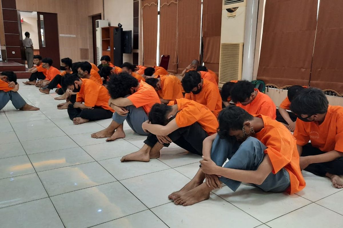 28 pelajaran SMK di Kota Bekasi ditangkap polisi saat hendak tawuran dan bawa senjata tajam di kawasan Grand Mall Bekasi, Senin (28/9/2020).
