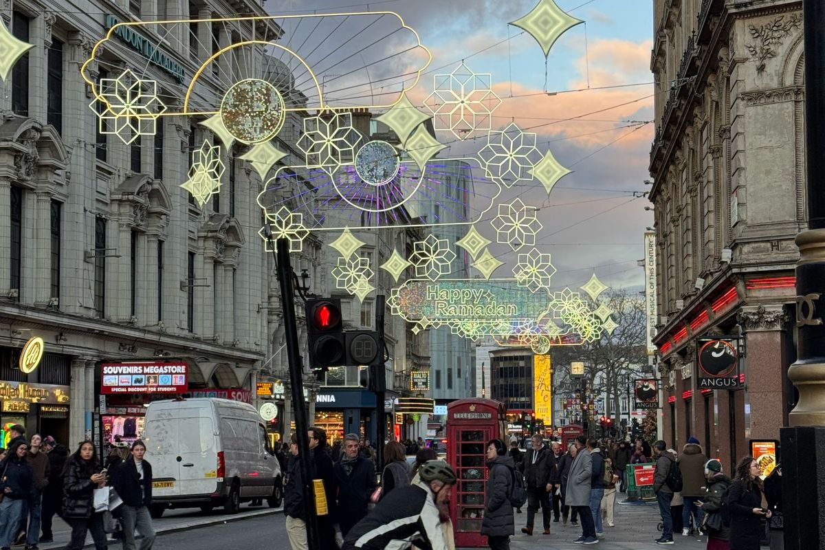 Lampu Ramadhan di Leicester Square, Inggris, saat dipotret pada Maret 2025.