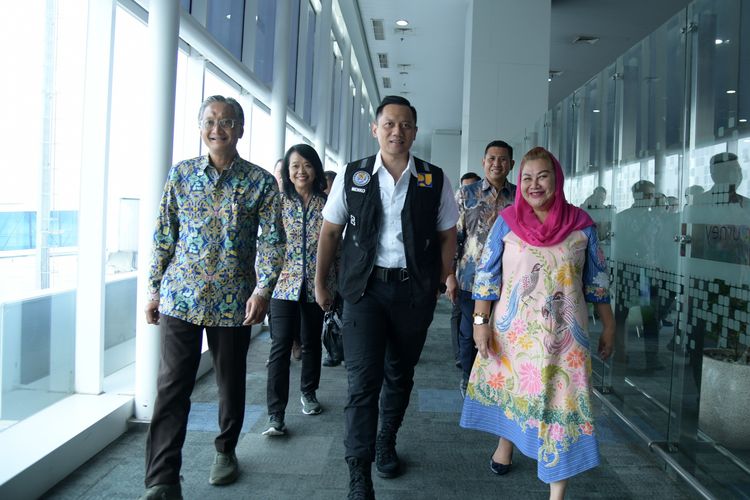 Menteri Koordinator Bidang Infrastruktur dan Pembangunan Kewilayahan Agus Harimurti Yudhoyono (AHY) bersama Wali Kota Semarang Hevearita Gunaryanti Rahayu saat mengunjungi lokasi pembangunan ruas Tol Semarang-Demak Seksi I di Semarang, Sabtu (11/1/2025). 
