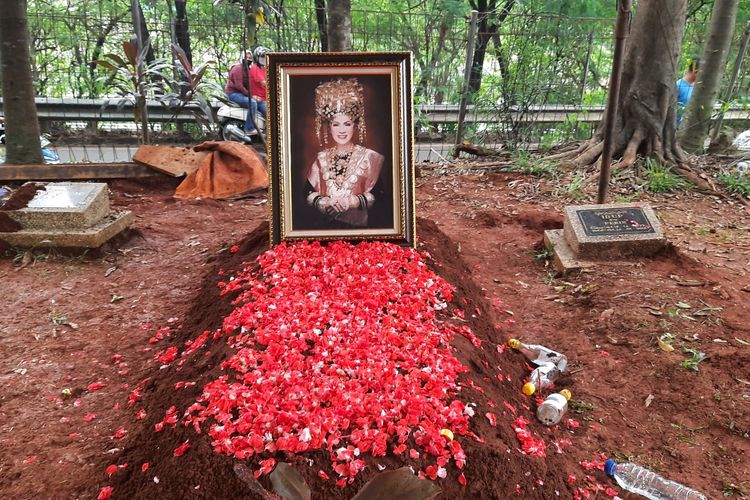 Pembawa acara Dorce Gamalama akhirnya dimakamkan di atas pusara keponakannya, Indra Irawan, di TPU Bantar Jati, Setu, Jakarta Timur.