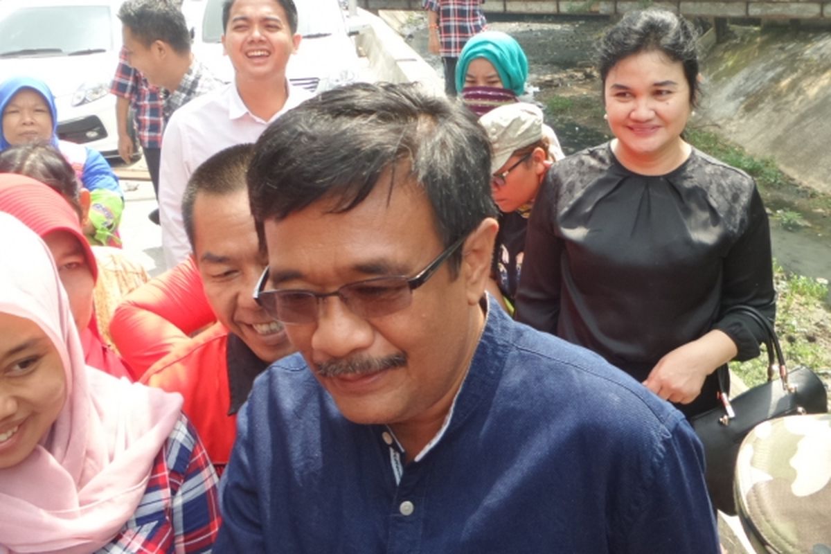 Calon wakil gubernur DKI Jakarta Djarot Saiful Hidayat saat mendatangi peternak ayam di Pulogadung, Jakarta Timur, Kamis (16/3/2017)