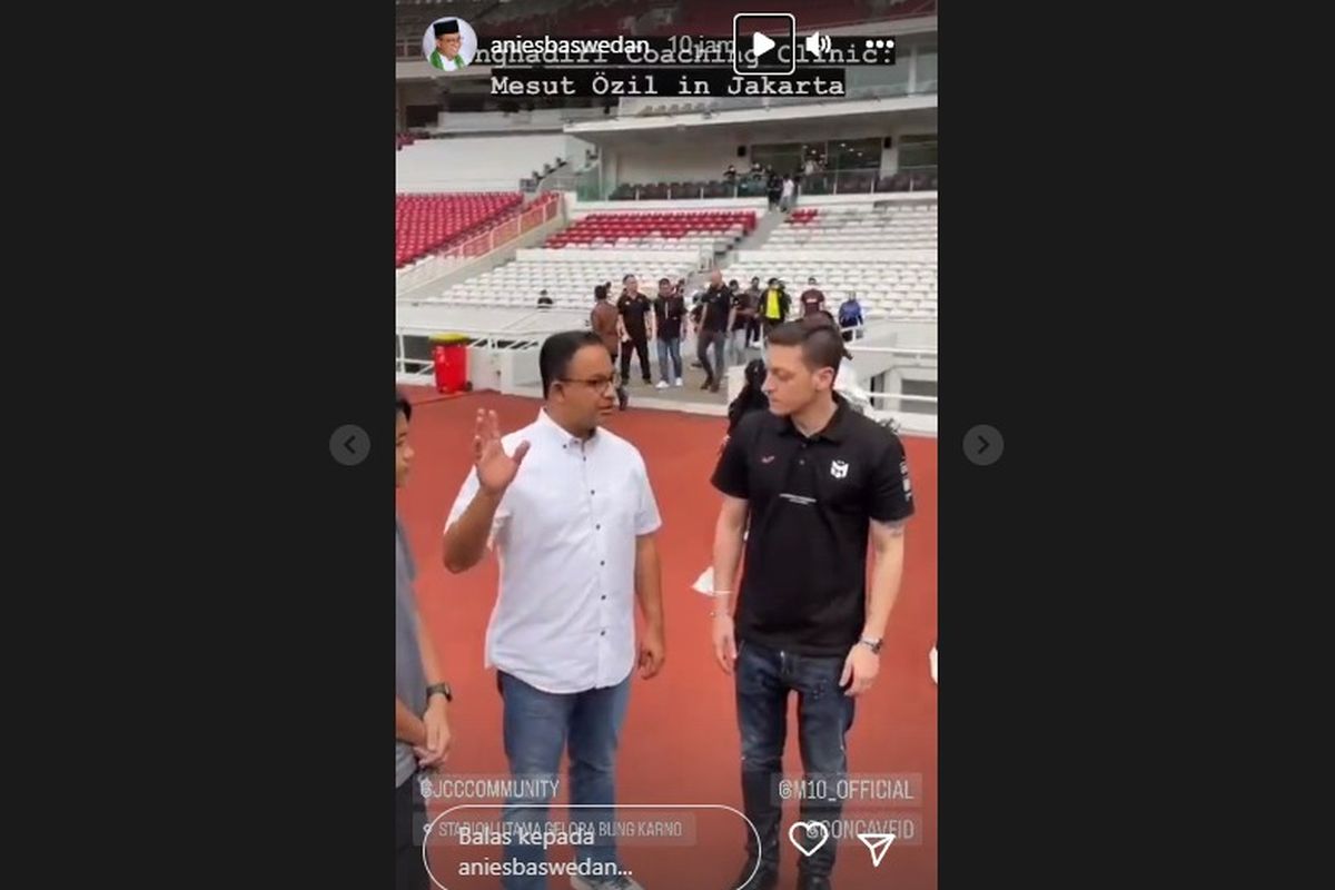 Gubernur DKI Jakarta Anies Baswedan (kiri) bersama pemain sepakbola berkebangsaan Jerman Mesut Ozil di Stadion Gelora Bung Karno (GBK), Senayan, Jakarta Pusat, Kamis (27/5/2022)