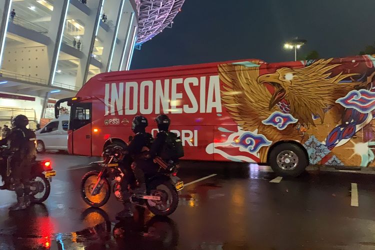 Bus Timnas Indonesia tiba di Stadion Utama Gelora Bung Karno Senayan, Jakarta. Timnas Indonesia akan menghadapi Argentina dalam FIFA Matchday di SUGBK, Senin (19/6/2023) malam.