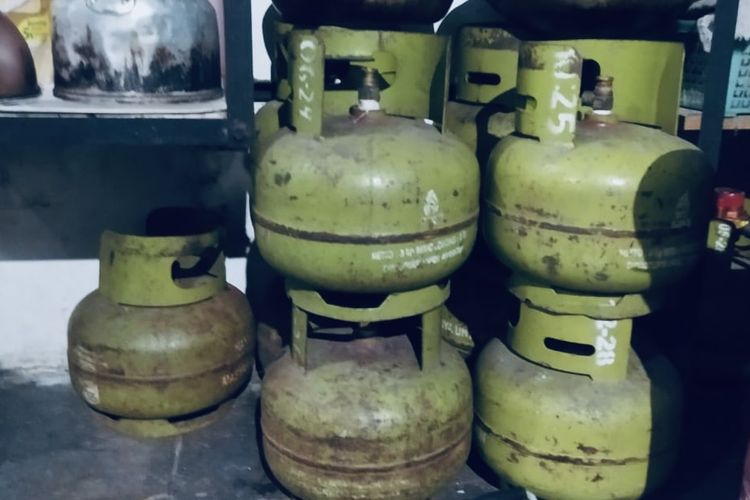 Elpiji 3 kg yang dijual pengecer toko kelontong di Malang.