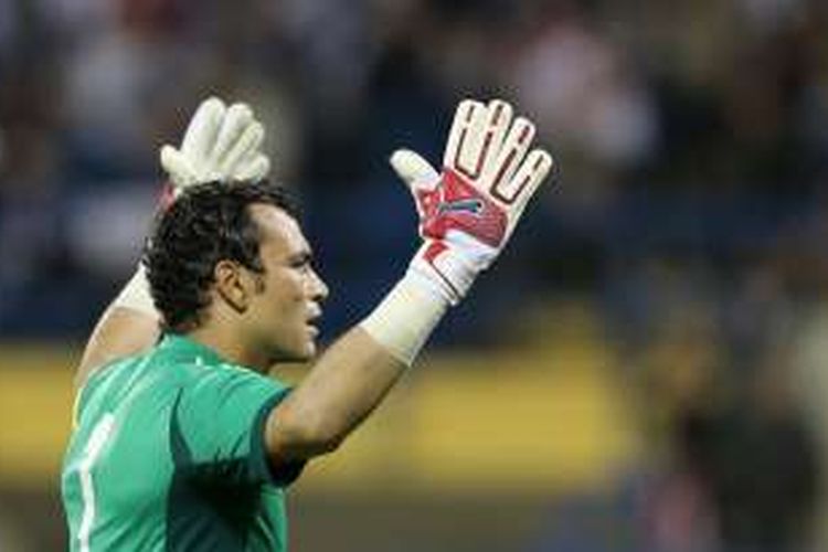 Penjaga gawang Mesir, Essam El Hadary, bereaksi saat melawan Qatar pada partai uji coba di Doha, 28 Desember 2012.