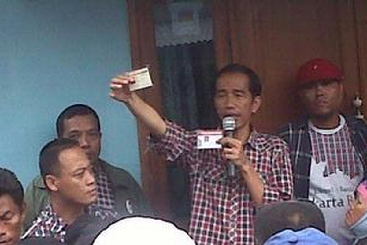 Calon Gubernur DKI Jakarta Joko Widodo saat memperkenalkan programnya dalam bentuk dua kartu andalan kepada warga Jalan Damai, Cipete Utara, Kebayoran Baru, Jakarta Selatan, Jumat (6/7/2012).