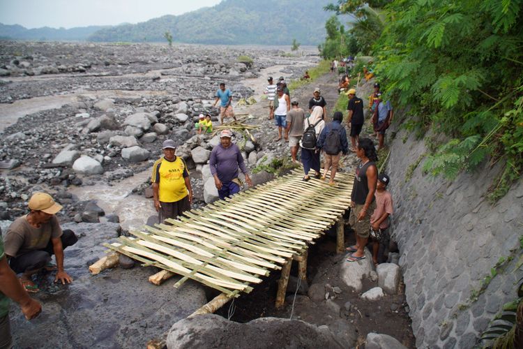 Jalan Menuju Jembatan Limpas Putus akibat Banjir Lahar, Warga Sumberlangsep Bangun Jembatan Darurat dari Anyaman Bambu