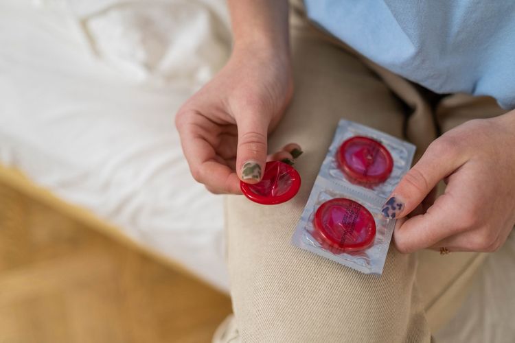 Berapa lama masa kedaluwarsa kondom berbeda-beda tergantung dari bahannya. Namun pada umumnya dua hingga lima tahun setelah diproduksi, bukan dibeli.