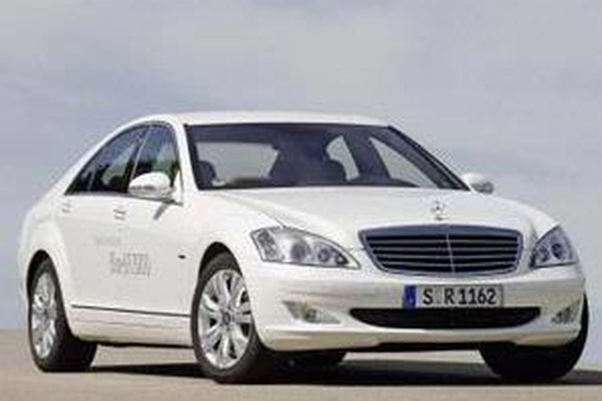 S 400BlueHYBRID, mobil mewah pertama dengan sistem penggerak hibrida, paling irit dan bersih gas buangnya