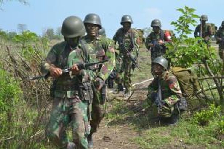 Sejumlah pasukan TNI AD melakukan latihan perang di Hutan Baluran, untuk meningkatkan kemampuan dalam menjaga NKRI.