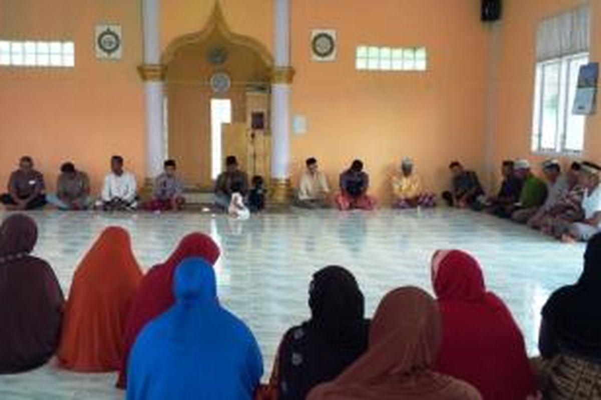Puluhan warga eks Dusun Nelayan, Kecamatan Johan Pahlawan, Aceh Barat menggelar zikir dan doa bersama agar kasus sengketa tanah pemukiman desa mereka dengan Pemerintah setempat terselesaikan, Rabu (25/3/2015). 