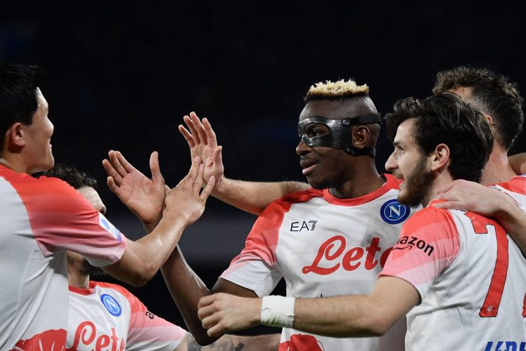 Para pemain Napoli merayakan gol Victor Osimhen saat melawan Cremonese di Stadion Diego Armando Maradona, Senin (13/2/2023) dini hari WIB. Laga Napoli vs Cremonese tuntas 3-0. Terkini, Napoli akan melawan Eintracht Frankfurt pada babak 16 besar Liga Champions. (Foto oelh Filippo MONTEFORTE / AFP)