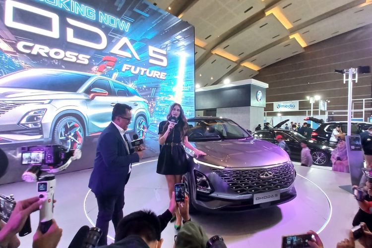 Luna Maya hadir di booth Chery di Indonesia International Motor Show (IIMS) 2023 untuk membeli Omoda 5