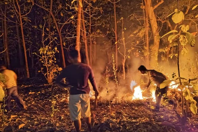 Warga dan polisi berusaha memadamkan kebakaran lahan dan hutan di Maluku Barat Daya, Rabu malam (15/11/2023)