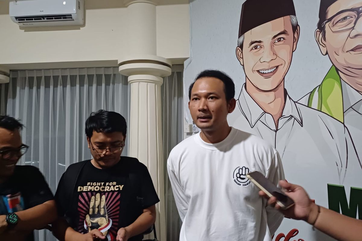 Anak Mahfud MD, Royhan Akbar saat hadiri nobar debat capres-cawapres di Jalan Teuku Umar, Jakarta Pusat, Selasa (12/12/2023).