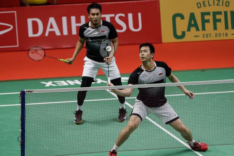 Ganda putra Indonesia, Mohammad Ahsan Ahsan dan Hendra Setiawan bertanding melawan ganda putra Indonesia, Fajar Alfian dan Muhammad Rian Ardianto pada pertandingan semifinal Daihatsu Indonesia Masters 2020 di Istora Senayan Jakarta, Sabtu (18/1/2020). Ahsan dan Setiawan melaju ke final setelah menang 21-12, 18-21, dan 21-17.