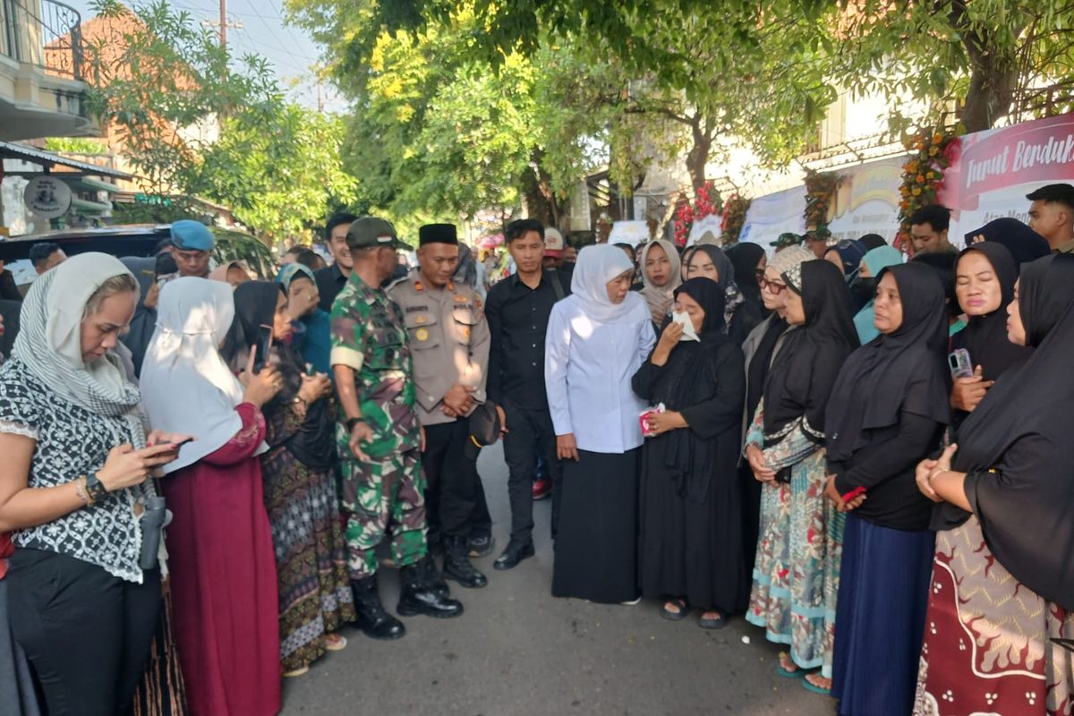 Gubernur Jawa Timur Khofifah Indar Parawansa (baju putih) coba menenangkan ibu Naufal, Nurul Khotimah (baju hitam), saat jenazah hendak dimakamkan, Jumat (3/10/2025).