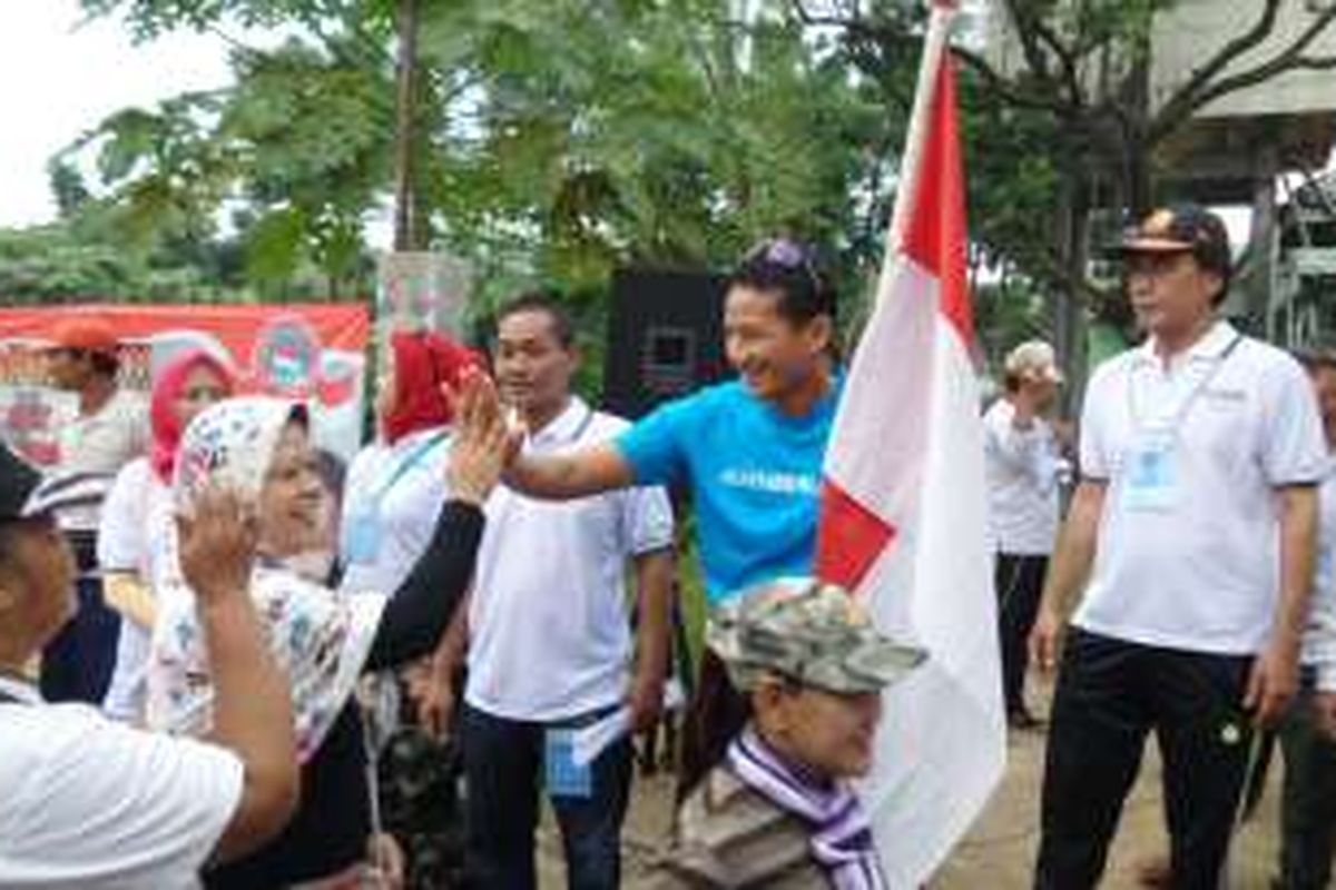 Calon gubernur DKI Jakarta Sandiaga Uno saat melepas peserta jalan sehat di Jagakarsa, Jakarta Selatan, Minggu (28/8/2016).