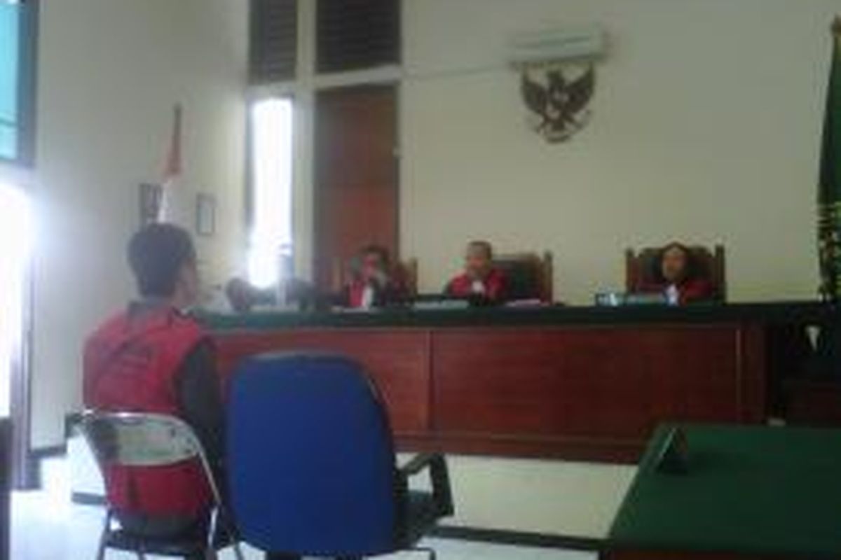 Alanshia alias Aliong, terdakwa kasus mutilasi terhadap Tonny Arifin Djonim, memberikan pembelaaan terhadap tuntutan jaksa penuntut umum di Pengadilan Negeri Jakarta Utara, Selasa (19/11/2013).