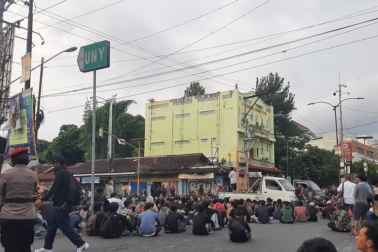 Sejumlah elemen masyarakat saat mengelar aksi demo di simpang Tiga Gejayan, Kapanewon Depok, Kabupaten Sleman.